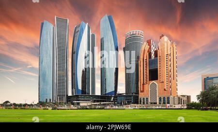 Grattacieli ad Abu Dhabi al tramonto drammatico; Emirati Arabi Uniti Foto Stock