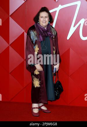 Suzy Menkes partecipa ai Fashion Awards 2022 alla Royal Albert Hall di Londra. Foto Stock