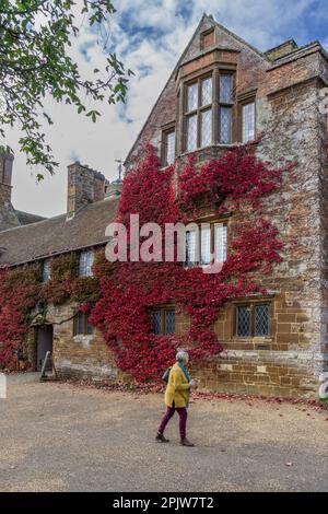 Canons Ashby House, vista da un'autostrada pubblica, Northamptonshire, Regno Unito Foto Stock