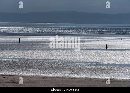 Statue di uomini di ferro sulla spiaggia di Crosby. Foto Stock