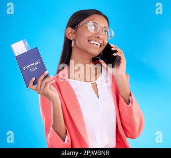 Donna felice, telefonata e passaporto o biglietto per viaggi, voli o documenti USA su sfondo blu studio. Le donne in viaggio d'affari sorridono per Foto Stock