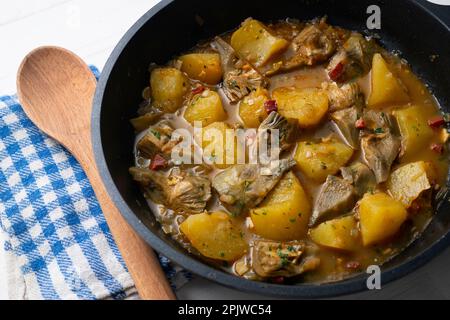 Tapa di carciofi con prosciutto in un ristorante spagnolo. Foto Stock
