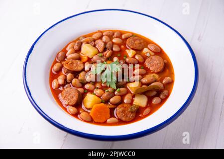 Stufato di fagioli bianchi con chorizo. Ricetta spagnola tradizionale dal nord della Spagna chiamata fabada asturiana. Foto Stock