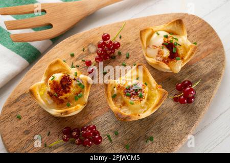 Antipasti di formaggio di capra su pasta frolla. Foto Stock