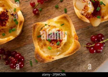 Antipasti di formaggio di capra su pasta frolla. Foto Stock