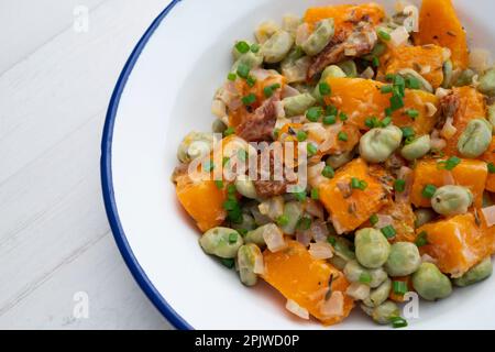 Zucca saltata con fave. Ricetta spagnola tradizionale. Foto Stock