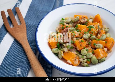 Zucca saltata con fave. Ricetta spagnola tradizionale. Foto Stock