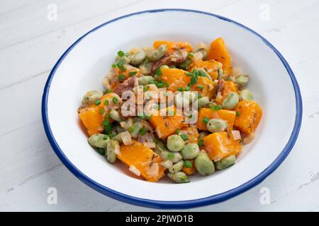 Zucca saltata con fave. Ricetta spagnola tradizionale. Foto Stock