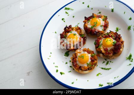 Funghi al forno ripieni di sobrasada e quaglia d'uovo. Tradizionale tapa spagnola. Foto Stock