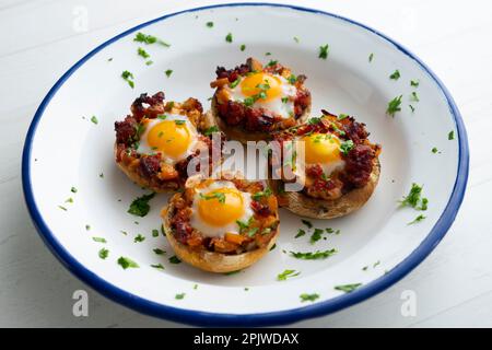 Funghi al forno ripieni di sobrasada e quaglia d'uovo. Tradizionale tapa spagnola. Foto Stock