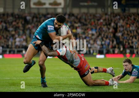 Il Kai Pearce-Paul dei Guerrieri di Wigan (a sinistra) è affrontato da Ricky Leopards Leutele durante la partita della Betfred Super League al Leigh Sports Village, Greater Manchester. Data immagine: Giovedì 30 marzo 2023. Foto Stock