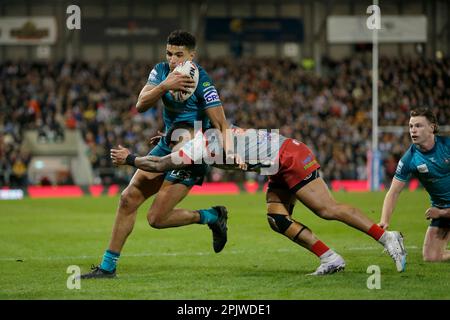 Il Kai Pearce-Paul dei Guerrieri di Wigan (a sinistra) è affrontato da Ricky Leopards Leutele durante la partita della Betfred Super League al Leigh Sports Village, Greater Manchester. Data immagine: Giovedì 30 marzo 2023. Foto Stock