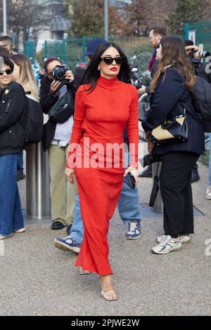 MILANO, ITALIA - 25 FEBBRAIO 2023: Amina Muaddi prima della sfilata Ferragamo, Milano Fashion Week Street Style Foto Stock