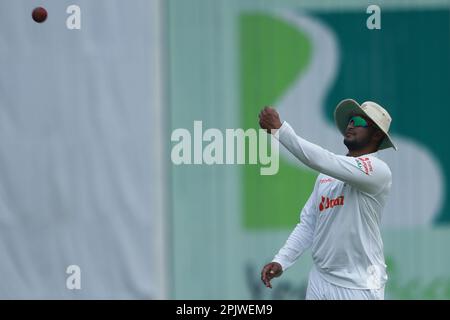 Shakib al Hasan durante il solo test match tra Bangladesh e Irlanda allo Sher-e-Bangla National Cricket Stadium, Mirpur, Dhaka, Bangladesh. Foto Stock