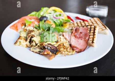 Piatto con pane tostato e pancetta a colazione Foto Stock