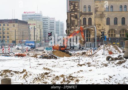 Poznan, Polonia - 3 febbraio 2023: Riparazione di comunicazioni, strade e marciapiedi nel centro della città. Foto Stock