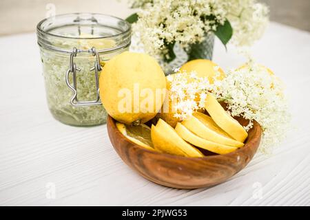 Bevanda in scatola con sambuco e limone. Un drink estivo rinfrescante con fiori freschi di sambuco. Foto Stock