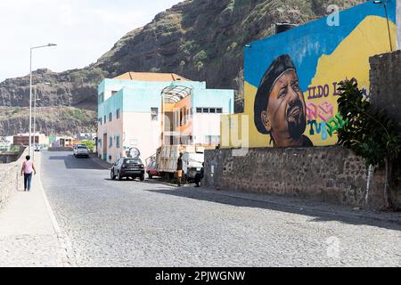 Interessanti murales nella panoramica città di Ribeira grande sull'isola di Santo Antao, Cabo verde Foto Stock