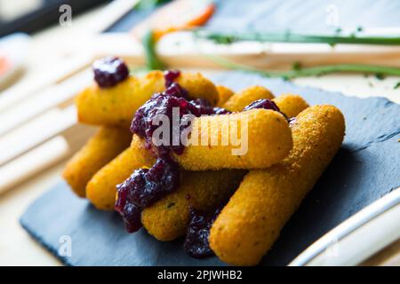 Mozzarella fritta con marmellata. Foto Stock