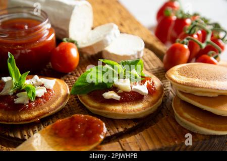 Frittelle con formaggio di capra e marmellata di pomodoro. Foto Stock