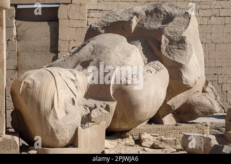 Colosso caduto nel Ramesseum, Tempio mortuario di Ramesses II sulla sponda occidentale del Nilo a Luxor, Egitto Foto Stock