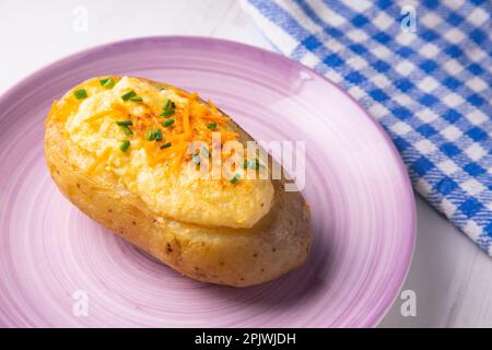 Soufflé di patate al forno con formaggio gratin. Foto Stock