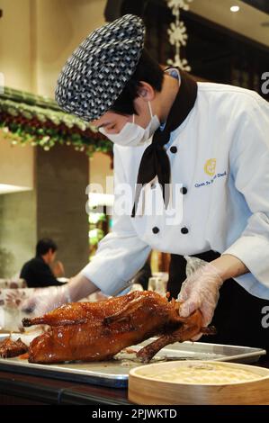 Anatra arrosto alla pechinese servita al ristorante Quanjude Roast Duck. Pechino; Cina Foto Stock