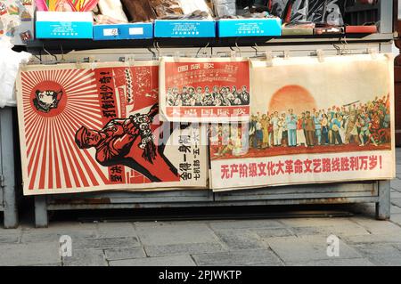 Bancarelle con poster e altri cimeli dell'epoca rivoluzionaria. Pechino; Cina Foto Stock