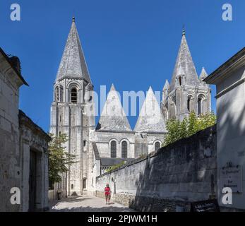 Persona che cammina in strada oltre la chiesa di St Ours, Loches, Indre-et-Loire, Francia centrale Foto Stock