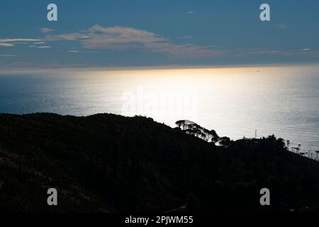 Viaggio sulle colline dell'entroterra di Genova, Liguria, Italia nel mese di gennaio. Foto Stock