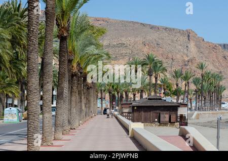 AQUADULCE, SPAGNA - 29 MARZO 2023 passeggiata lungo la costa della Costa de Almeria in una delle più importanti città turistiche della provincia di Almer Foto Stock