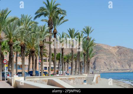 AQUADULCE, SPAGNA - 29 MARZO 2023 passeggiata lungo la costa della Costa de Almeria in una delle più importanti città turistiche della provincia di Almer Foto Stock