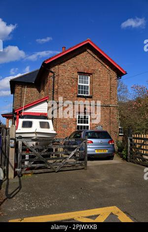 L'ex casa padronale della stazione a Hunmanby è ora una residenza privata. La stazione ha ancora un servizio ferroviario giornaliero sulla linea Hull to Scarborough. Foto Stock