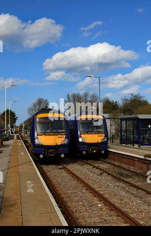 Due treni a nord alla stazione di Hunmanby sulla linea da Hull a Scarborough in una giornata di primavera brillante il mercoledì 22.3.2023 Foto Stock