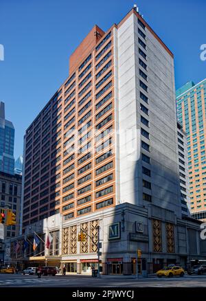 Il Manhattan at Times Square Hotel, ex Sheraton City Squire, si trova in 790 7th Avenue nel quartiere dei teatri di New York. Foto Stock