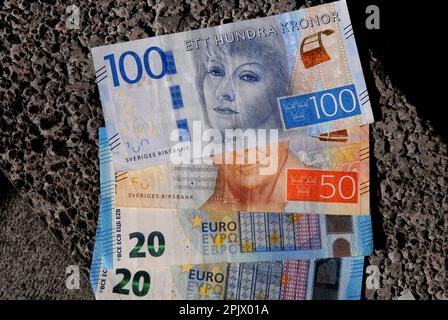 Kastrup/Copenhagen /Danimarca/04 aprile 2023/corone svedesi vers dollaro usa e urrency euo o currency note svedesi in Kastrup Copenhegen Danimarca. (Foto.Francis Joseph Dean/immagini del decano) Foto Stock