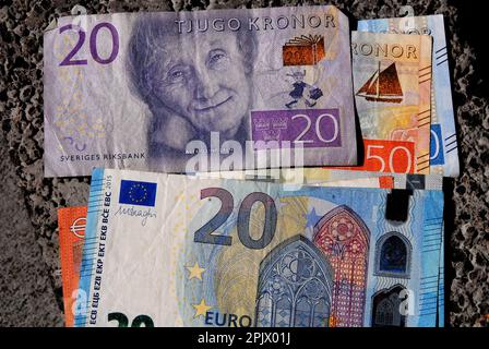 Kastrup/Copenhagen /Danimarca/04 aprile 2023/corone svedesi vers dollaro usa e urrency euo o currency note svedesi in Kastrup Copenhegen Danimarca. (Foto.Francis Joseph Dean/immagini del decano) Foto Stock