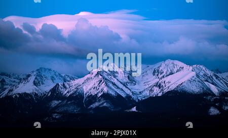 Alba sui Monti Tatra dal villaggio di Łapszanka. Foto Stock