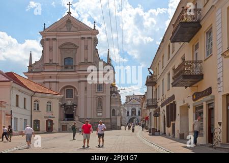 Vilnius, Lituania - Giugno 11 2019: La Chiesa di San Teresa con dietro, la porta dell'alba. Foto Stock