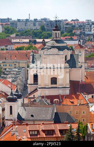 Il Santuario della Divina Misericordia con dietro, la Chiesa Dominicana dello Spirito Santo a Vilnius, Lituania. Foto Stock