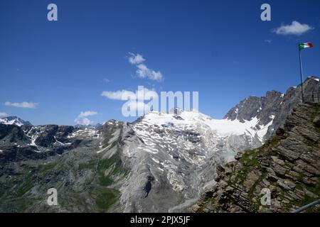 Il cerchio del Monte Bernina visto dal Rifugio Marinelli al termine dell'escursione dalle dighe di campo Moro e Alpe Gera al Bombardier Marinelli Foto Stock