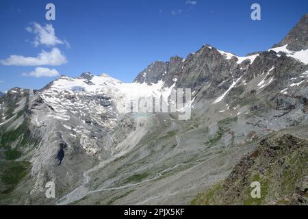 Il cerchio del Monte Bernina visto dal Rifugio Marinelli al termine dell'escursione dalle dighe di campo Moro e Alpe Gera al Bombardier Marinelli Foto Stock