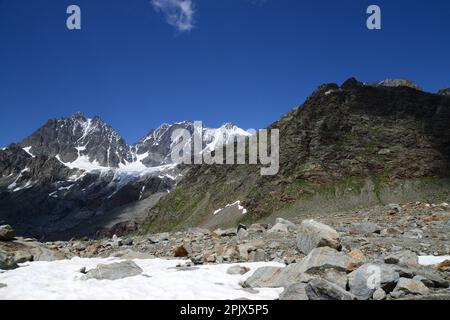 Il cerchio del Monte Bernina visto dal Rifugio Marinelli al termine dell'escursione dalle dighe di campo Moro e Alpe Gera al Bombardier Marinelli Foto Stock