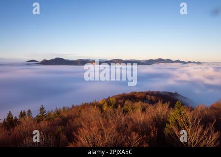 Una vista panoramica del sentiero Wisenberg nel comune di Wisen, vicino alla città di Solothurner in Svizzera Foto Stock