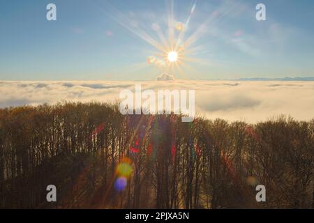 Una vista panoramica del sentiero Wisenberg nel comune di Wisen, vicino alla città di Solothurner in Svizzera Foto Stock