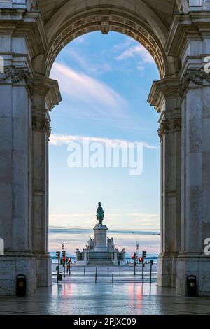 Arco da Rua Augusta e statua del re José i su Praha do Comércio (piazza commerciale), Lisbona, Portogallo Foto Stock