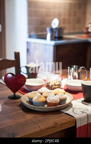 Colazione con muffin al bed and breakfast le Petite Coeur nella frazione Chez les Gontier, la Salle, Aosta, Italia Foto Stock