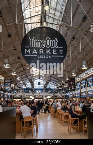 Time out Market è una sala ristorazione e una delle principali attrazioni turistiche situata a Mercado da Ribeira a Cais do Sodre a Lisbona, Portogallo Foto Stock