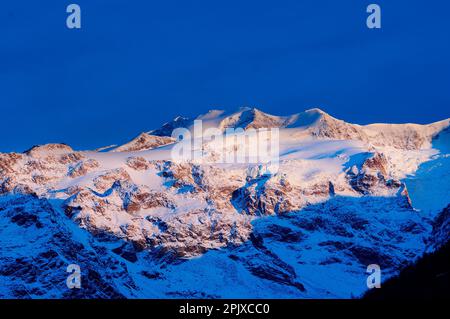 Vista sul gruppo Monte Rosa da Gressoney all'alba, Valle d'Aosta, Italia, Europa Foto Stock