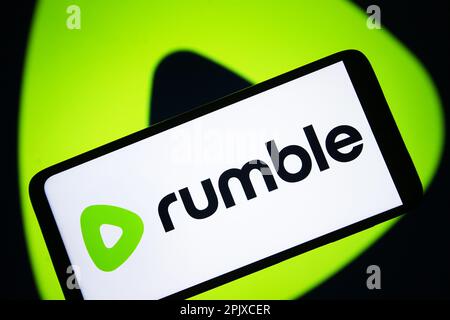 Ucraina. 03rd Apr, 2023. In questa immagine, un logo Rumble viene visualizzato sullo schermo di uno smartphone. Credit: SOPA Images Limited/Alamy Live News Foto Stock